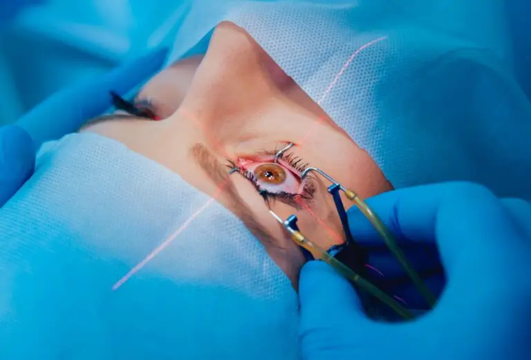 Home Clínica Olyntho 6 Cirurgião oftalmologista realizando cirurgia refrativa a laser em paciente