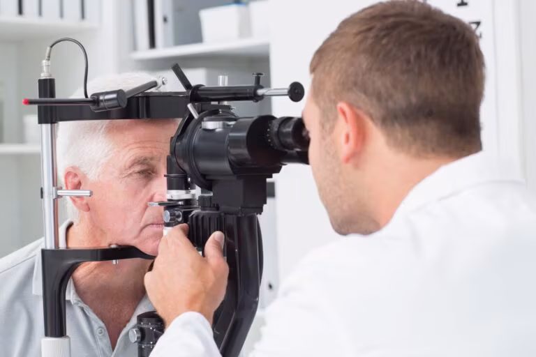 Home Clínica Olyntho 8 Oftalmologista realizando exame de glaucoma em paciente — diagnóstico precoce da pressão ocular